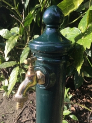 1 kraan als een staande fontein, aluminium groen incl. messing kraan, laatste!
